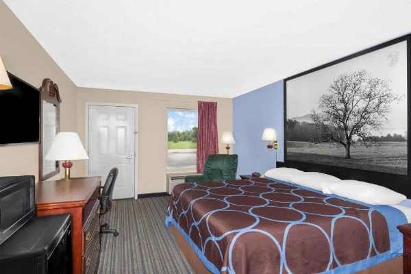 Super 8 by Wyndham Whiteville image 12