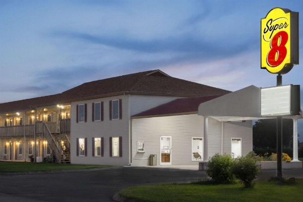 Super 8 by Wyndham Whiteville image 19