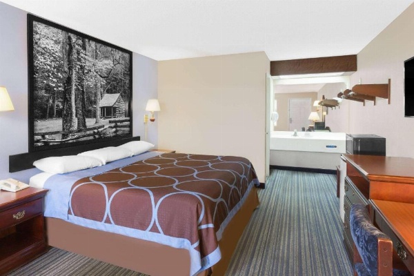 Super 8 by Wyndham Whiteville image 21