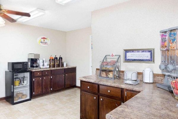Super 8 by Wyndham Whiteville image 4