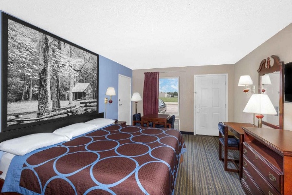 Super 8 by Wyndham Whiteville image 7