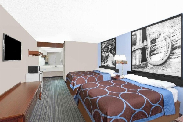 Super 8 by Wyndham Whiteville image 9